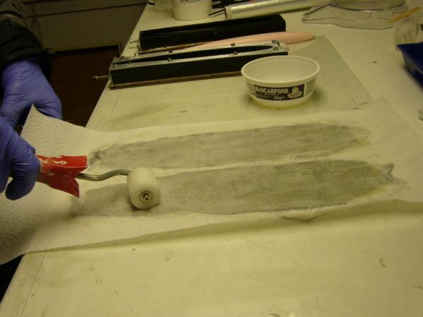 romp overtollige epoxy opzuigen en weefsel vlak rollen