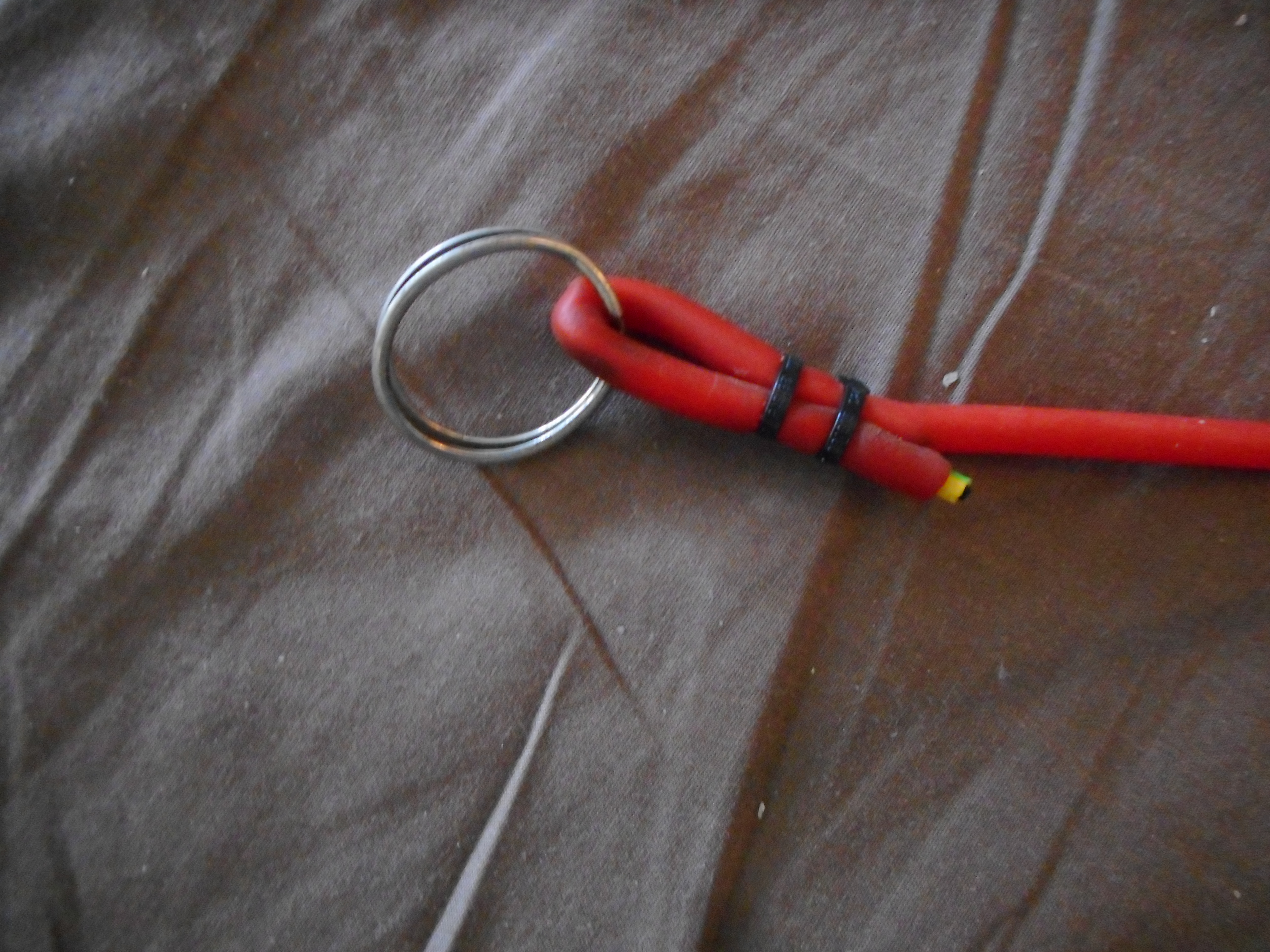 Rood Elastiek Aan Ring