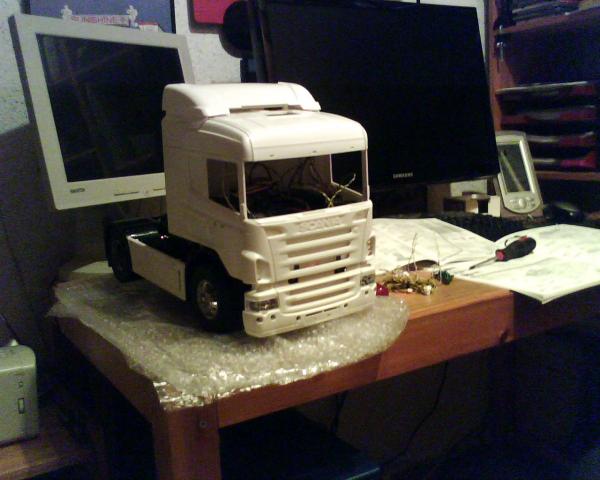 Scania R470 kaal ben nu met de kleurstelling bezig. (ervoor)