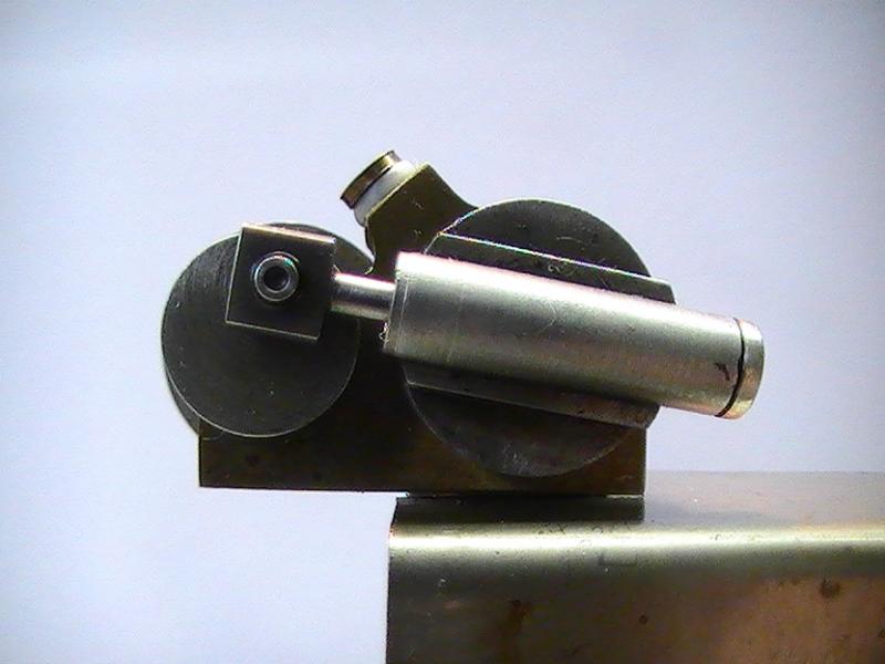 SJAN afbeelding
oscillerende stoommachine met roterende schuifbeweging.
                                        cilinderboring    3 mm.
                                        slag                  5 mm.
                                        werkdruk  ong.  0,5 bar.