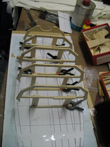 Spanten zetten op de bouwplank