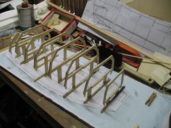 Spanten zetten op de bouwplank
