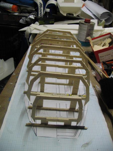 Spanten zetten op de bouwplank