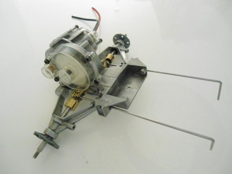 Spur, motor, pinion en afdekking geplaatst