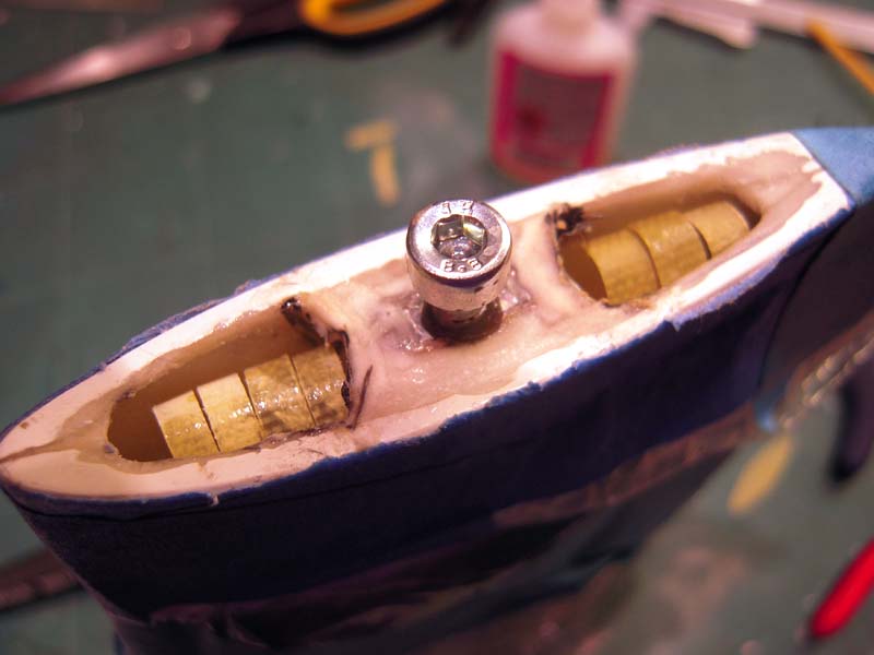 Staart reparatie constructiefout Enigma. 2
Steuntjes uit dun GFK plaat met secondenlijm vast gezet op de wanden...
