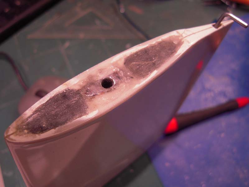 Staart reparatie constructiefout Enigma. 3
Matjes en een mengelmoes van fijn verknipte aramide en carbonsnippers tot een balletje, en er in gedrukt. Daarna met plastic stevig afgedekt, zo glad gestreken...