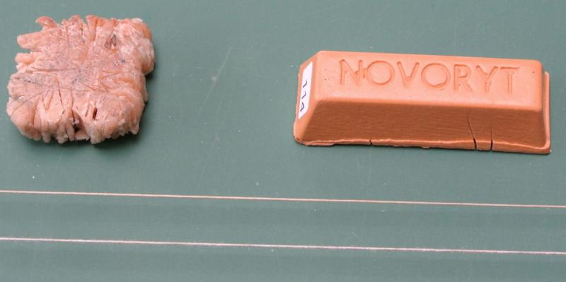 stopwas blokje, links het oude rechts de nieuwe.

bovenste 0,25 ecru draad na behandeling
onderste 0,25 ecru draad voor behandeling