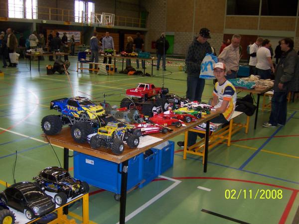 Tamiya dag Haarlem 2008  met een gedeelte van mijn speelgoed.
Mijn vrouw noemt het wel eens plagend modelbouw troep (tja)