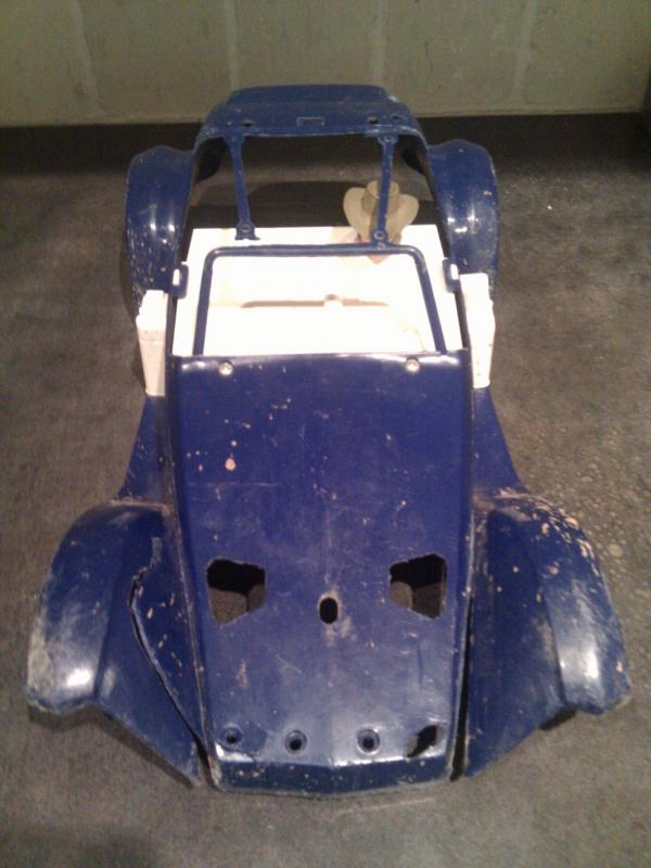 Tamiya Holiday buggy body na een paar maandjes bashen.

Koplampen afgebroken
Spatborden gescheurd
Daklampen afgebroken
Daksteunen afgebroken

Arme cowboy