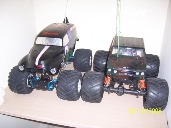 Tamiya TXT-1 Voledig verbouwt Alles alu en stalen ophanging links e.d. 
Daarnaast een Kyosho Twinforce .(nu brushless HPI FLUX ) echt een beest met een 8000 Mha Lipo 15 minuten voluit ploegen.