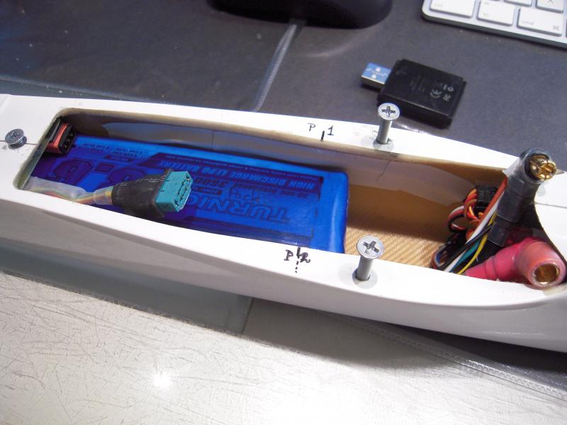 Tyurnigy 4S 3.6 30-40C 3600 mAh een stuk achterin geschoven. Met een cel erbij, dus 5S zal deze een stuk meer naar voren moeten bij deze kist.
