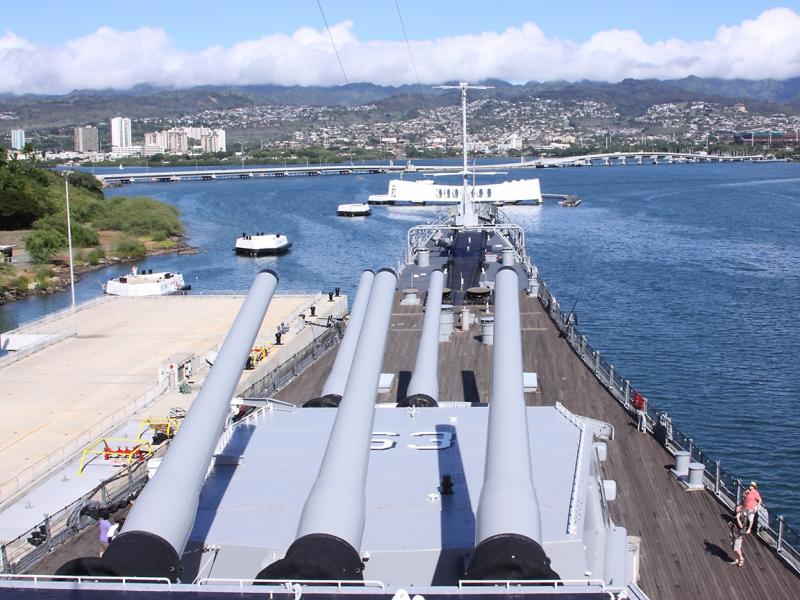 UssArizonaFromUssMissouri2010

uss missouri in honolulu   pearl  harbor   hawai.

met op de voorgrond de uss arizona  memorial.