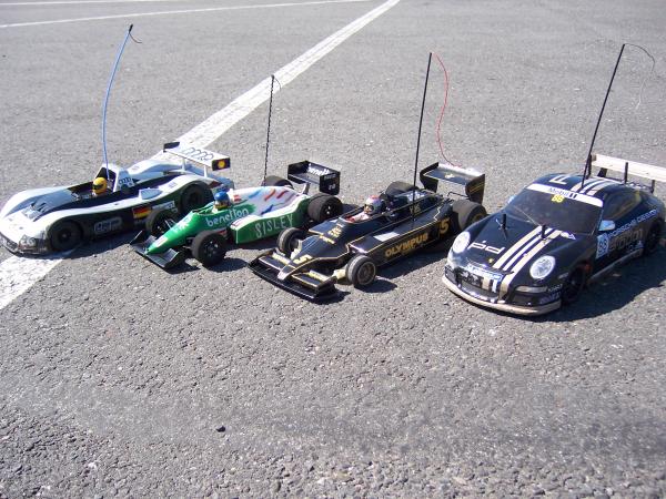 Van rechts naar links.
Porsche gt3 vip cub hpi flux brushles /Lotus JPS 79 (competition Special chassis)/ Tamiya road wizard Benetton B186 Gerhard Berger/Audi r8 LeMans